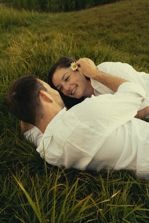 beautiful candid photos from a stunning Colorado engagement session