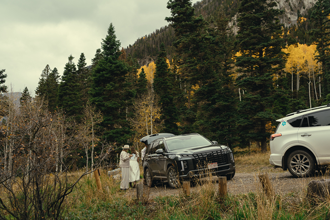 wedding party gets ready for the stunning Colorado wedding day