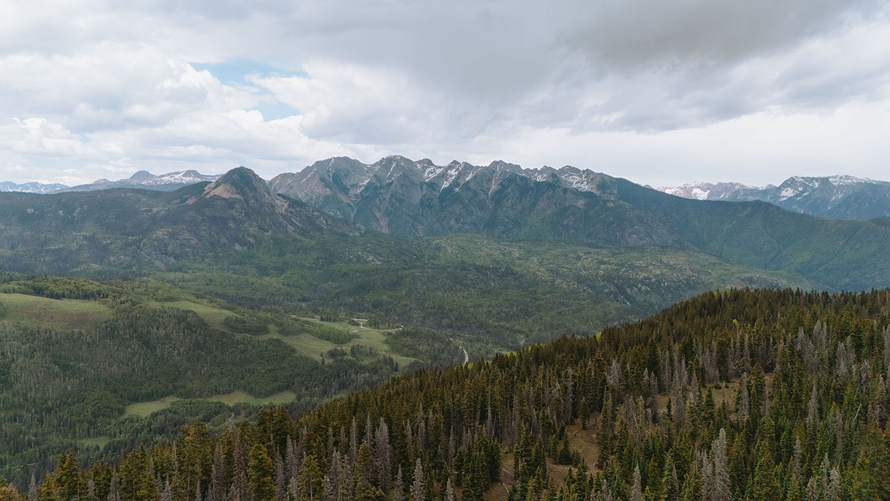 stunning mountain photo captures the stunning snow capped Colorado mountains